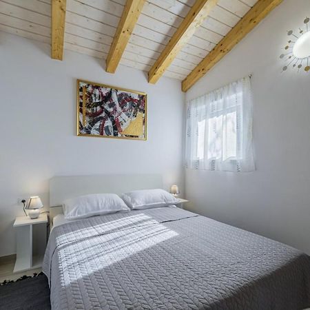 Modean In Pula - Haus Fuer 2-3 Personen Villa Bagian luar foto