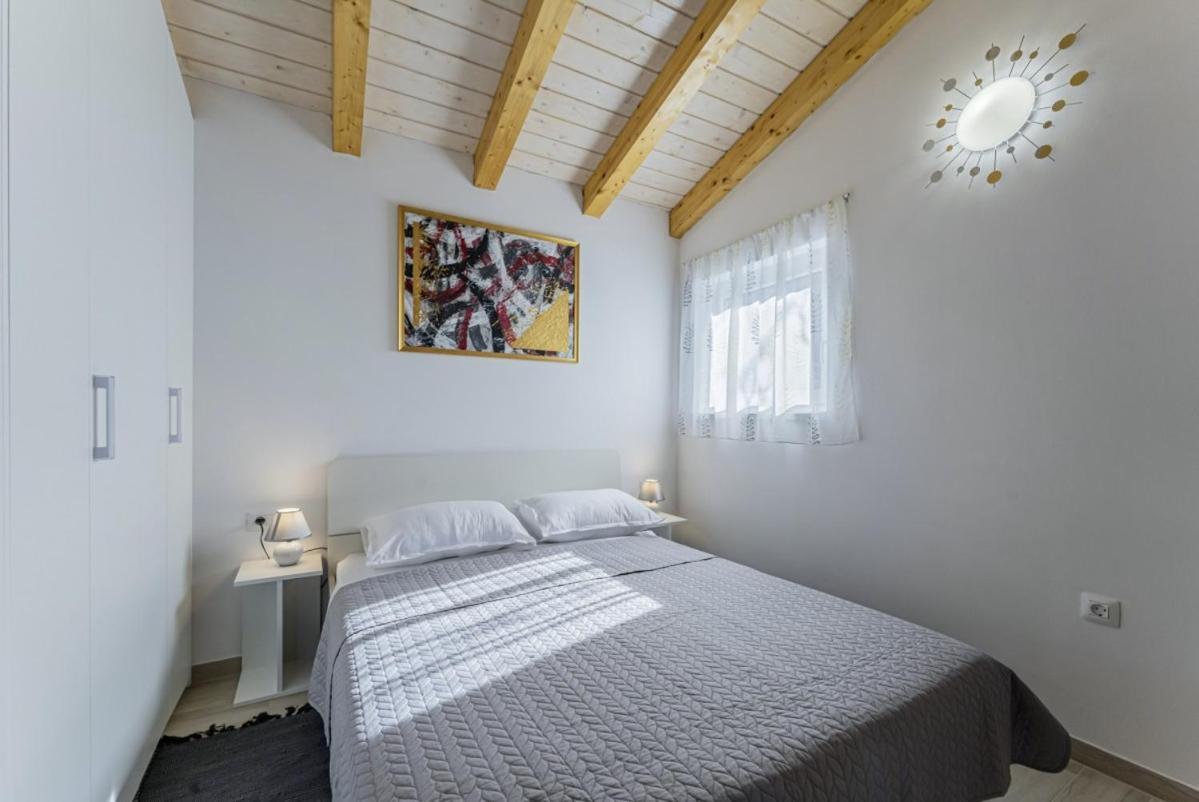 Modean In Pula - Haus Fuer 2-3 Personen Villa Bagian luar foto