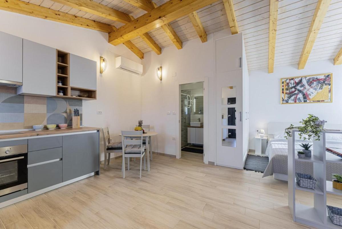 Modean In Pula - Haus Fuer 2-3 Personen Villa Bagian luar foto